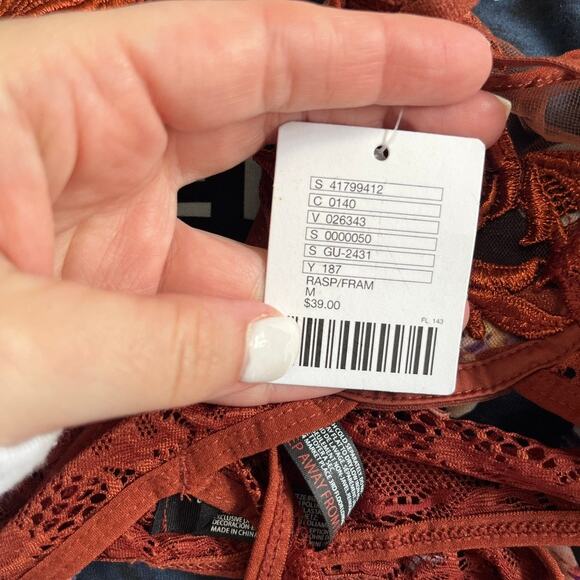 NEW Urban Outfitters Red Lace Bralette Size Medium - Picture 2 of 5
